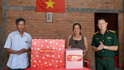 Comandamentul Militar Provincial Tay Ninh prezintă Casa Recunoștinței familiei politice