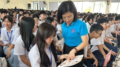 Mer än 1 300 elever vid Nguyen Tat Thanh High School for the Gifted utbildades om sjukförsäkring.