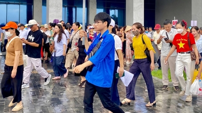 និស្សិតស្ម័គ្រចិត្ត Hai Phong គាំទ្រប្រជាជនមកទស្សនាការតាំងពិព័រណ៍សមិទ្ធិផលជាតិ
