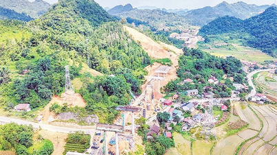 No canteiro de obras da rodovia Dong Dang-Tra Linh