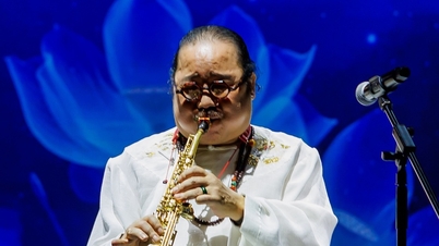 Umělec Tran Manh Tuan truchlí nad náhlou smrtí své matky a lituje nedokončené práce.