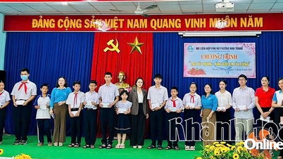 Memberikan 211 hadiah kepada anak-anak kurang mampu di distrik Nha Trang dan komune Tay Ninh Hoa