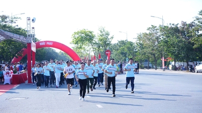 Více než 300 sportovců se zúčastnilo finálového kola 50. ročníku závodu Hanoi Moi Newspaper Open Race - Za mír v obci Phu Dong