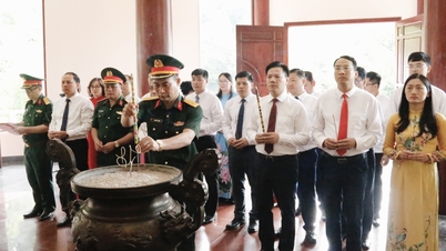 គណៈប្រតិភូខេត្ត អុជធូប និងផ្កានៅរមណីយដ្ឋានពិសេសជាតិ Tran Hung Dao