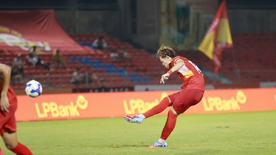 Vietnamská hvězda týmu do 23 let Le Viktor se stává talismanem, když v 90+7. minutě přihrál: Ha Tinh těsně poráží Quang Ninha.
