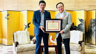 Uitreiking van een herdenkingsmedaille aan de gouverneur van de prefectuur Kanagawa