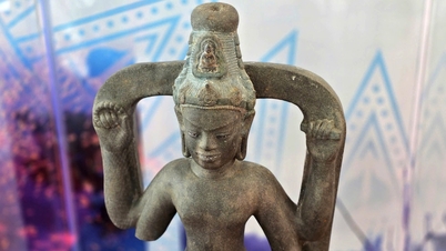 Patung Avalokitesvara Bac Binh diperbuat daripada batu pasir yang diiktiraf sebagai khazanah negara