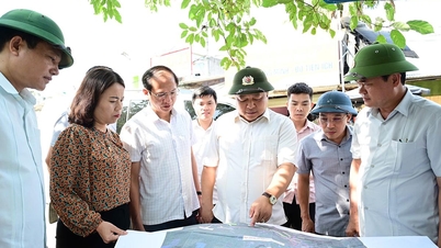 De voorzitter van het Provinciaal Volkscomité, Phan Huy Ngoc, inspecteerde de voorbereidingen voor het project voor de renovatie en verbetering van de weg van Tan Trao naar Trung Yen.