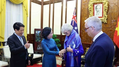 Der Generalgouverneur von Australien trägt Ao Dai bei der Teilnahme am Empfang des Präsidenten