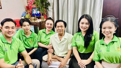 បេក្ខនារី​៥​រូប​នៃ​បទ​ចម្រៀង​ប្រពៃណី​ជួង​មាស​បាន​ទៅ​សួរសុខទុក្ខ​សិល្បករ​និង​តន្ត្រីករ​ Hoang Thanh