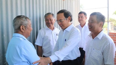 Ahli tetap Jawatankuasa Kecil Dokumen Kongres Parti Ke-14 Nguyen Van Nen menyampaikan rumah Solidariti Besar di wad Go Dau