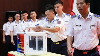 Perwira dan prajurit Komando Penjaga Pantai Wilayah 4 berpaling ke rakyat Kuba