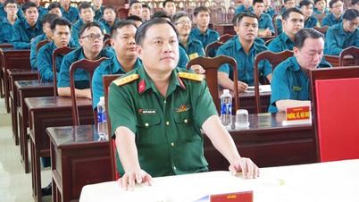 Het commando van Ho Chi Minh City voert intensieve training uit om de staande militiecompagnie te verbeteren