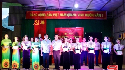 Opplæring i å bygge en modellkunstgruppe i Muong Bang kommune