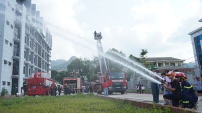 មជ្ឈមណ្ឌលវេជ្ជសាស្ត្រ Lai Chau រៀបចំសកម្មភាពពិសោធន៍ ការពន្លត់អគ្គីភ័យ និងការអនុវត្តការសង្គ្រោះ