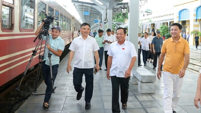 Đồng chí Lê Văn Hiệu kiểm tra điều kiện đưa đón cán bộ phía tây sang đông Hải Phòng làm việc bằng tàu hoả