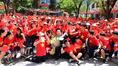 ບັນດານັກສິລະປິນ ແລະ ນັກກິລາແມ່ນໄດ້ໃຫ້ຄວາມສຳຄັນໃນການເຊີນມາສອນຢູ່ໂຮງຮຽນ.