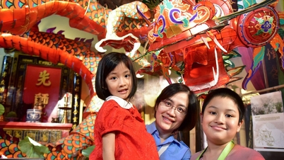 គយគន់​ចង្កៀង​កណ្តាល​សរទរដូវ​បុរាណ​នៅ​ផ្ទះ​សហគមន៍​អាយុ​មួយ​សតវត្សរ៍​ក្នុង​ទីក្រុង​ហូជីមិញ