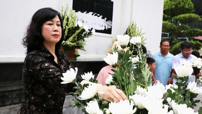 Bộ trưởng Bộ Y tế Đào Hồng Lan dâng hương tại Khu di tích Ngã ba Đồng Lộc