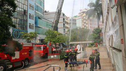 HCMC: Περισσότεροι από 1.500 άνθρωποι εξασκούνται στην πυρόσβεση και διάσωση σε πολυώροφο κτίριο