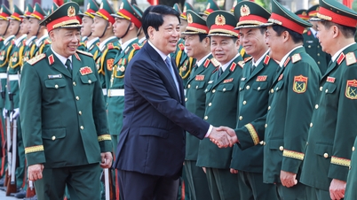President Luong Cuong woont de openingsceremonie van het nieuwe schooljaar bij op de Nationale Defensie Academie.