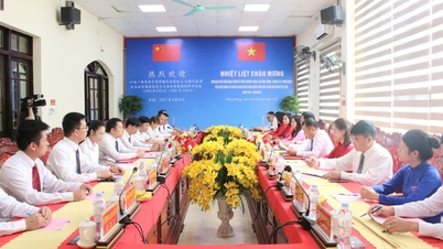 Delegationen aus den Städten Bang Tuong und Thuong Thach, Stadt Bang Tuong, Guangxi, China, nahmen an der Feier zum 80. Jahrestag des Nationalfeiertags der Sozialistischen Republik Vietnam in der Gemeinde Dong Dang teil.