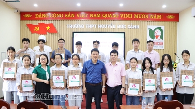 Trao 15 suất quà cho học sinh có hoàn cảnh khó khăn