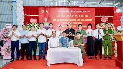 Hung Nguyen kommuns folkkommitté organiserade lanseringsceremonin för modellen "Hung Thinhs civiliserade, gudfruktiga, patriotiska katolska by"
