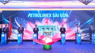 Petrolimex Saigon 50. yıl dönümünü kutluyor ve Birinci Sınıf Emek Madalyası alıyor