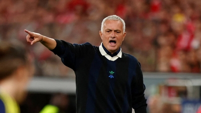 Mourinho became coach of Benfica, the team that had sacked him 20 days earlier.