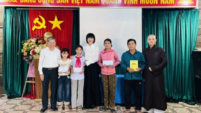 Arbetsdelegationen från Religionskommittén - Avdelningen för etniska minoriteter och religioner besökte och gav gåvor till fadderbarn med anledning av det nya läsåret.