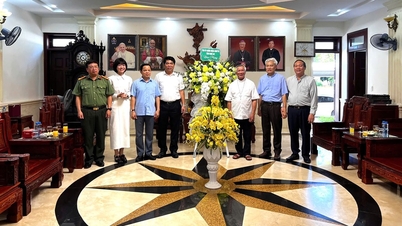 Den provinsiella delegationen kom för att gratulera biskop Alphonsus Nguyen Huu Long - biskop av Vinh stift - med anledning av hans patronfest och gratulera Vinh stifts biskopshus med anledning av hans patronfest.