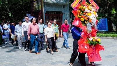 Đại sứ Đặc mệnh Toàn quyền nước CHDCND Lào tại Việt Nam dâng hương tưởng niệm Chủ tịch Hồ Chí Minh