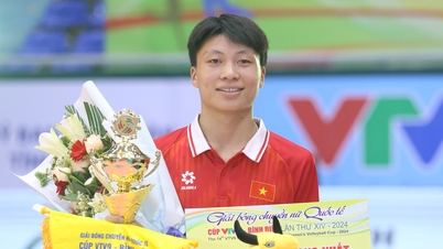 Unable to play volleyball, Dang Thi Hong sells goods online to make a living.