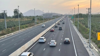 Propaganda for large vehicles to use the right lane on elevated...