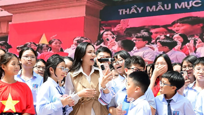 Special lesson of 2,000 students with actors and artists