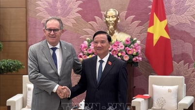 Nestleder i nasjonalforsamlingen, Nguyen Khac Dinh, mottok delegasjonen fra den fransk-vietnamesiske parlamentariske vennskapsgruppen