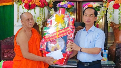 Phó Bí thư Tỉnh ủy Hồ Thanh Thủy thăm, chúc mừng lễ Sen Đolta của đồng bào Khmer