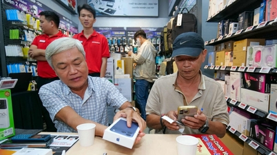 Xếp hàng xuyên đêm chờ mua iPhone 17