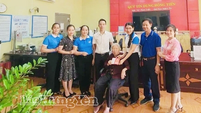 ຕາ​ແສງ ຫວຽດ​ນາມ: ມອບ​ປື້ມ​ບັນ​ທຶກ​ໃຫ້​ບັນ​ດາ​ພັນ​ລະ​ຍາ