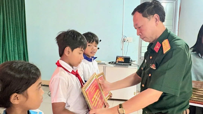Lữ đoàn 234 trao kinh phí hỗ trợ cho học sinh khó khăn