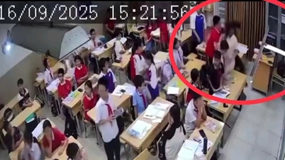 Hanoi: O elevă de clasa a VII-a a apucat-o pe profesoară de păr, i-a apăsat capul și a trântit-o chiar în sala de clasă.