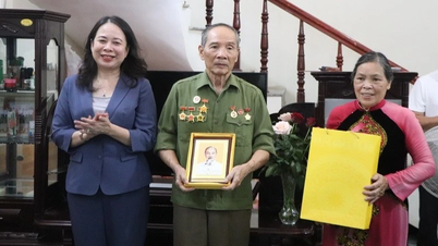 Vizepräsidentin Vo Thi Anh Xuan besuchte die Familien von Menschen mit revolutionären Verdiensten in Dien Bien und überreichte ihnen Geschenke.