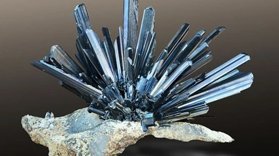 Cosméticos egípcios antigos e quentes feitos de minerais estranhos com milhares de agulhas