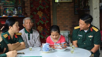 Bộ Chỉ huy Quân sự tỉnh Tây Ninh tặng quà cho học sinh có hoàn cảnh khó khăn