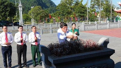 Der Ständige Ausschuss des Vaterländischen Frontkomitees der Provinz Tuyen Quang opferte Weihrauch zum Gedenken an den 136. Geburtstag von Herrn Bui Bang Doan.