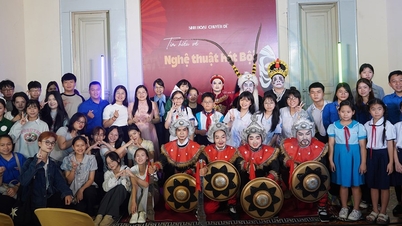 Young people learn about Hat Boi art at Ho Chi Minh City Museum