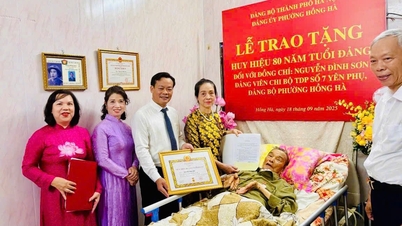 Hong Ha Ward a 80 éves párttagsági jelvényt adományozta Nguyễn Dinh Son elvtársnak.
