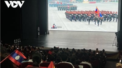 Warga Vietnam di luar negeri di Laos menyaksikan parade perayaan Hari Nasional ke-80, 2 September