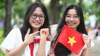 Jongeren uit Ho Chi Minhstad nodigen elkaar uit om in de wijk Saigon op de Nationale Dag koffie te drinken op de stoep
